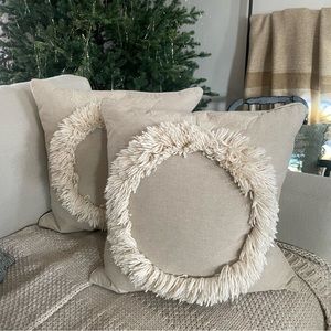 2/ Devi Designs l  : Chenille Wreath Holiday Pillow and Feathers  Inserts
